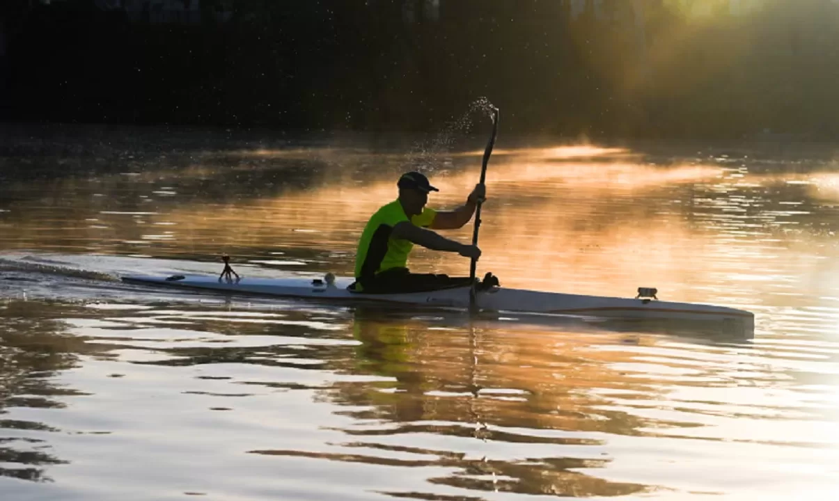 Веслувальник на річці Фіцрой у Рокгемптоні, штат Квінсленд / Фото: Сільвія Лібер / The Guardian