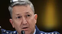 Голова Об’єднаного комітету начальників штабів США генерал Ден Кейн під час слухань у Сенаті / Фото: Jacquelyn Martin, AP