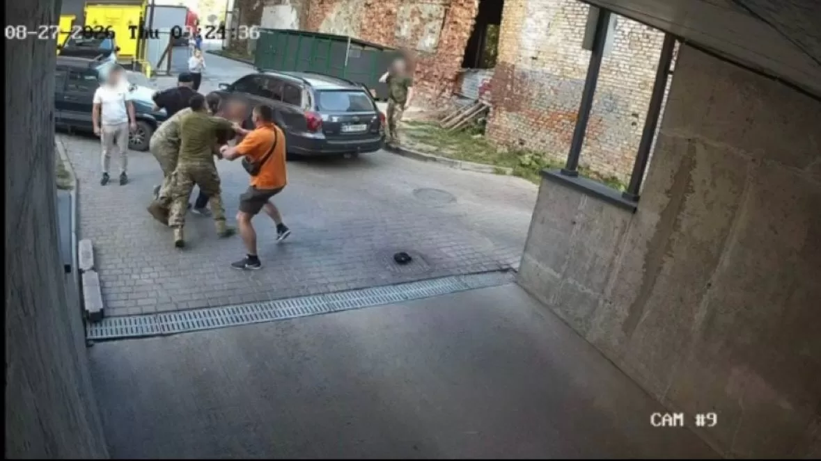 Затримання чоловіка у Львові / Фото: t.me/dmytro_lubinetzs