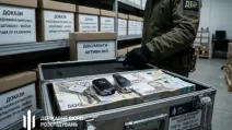Вилучені гроші та ключі від авто / Фото: ДБР