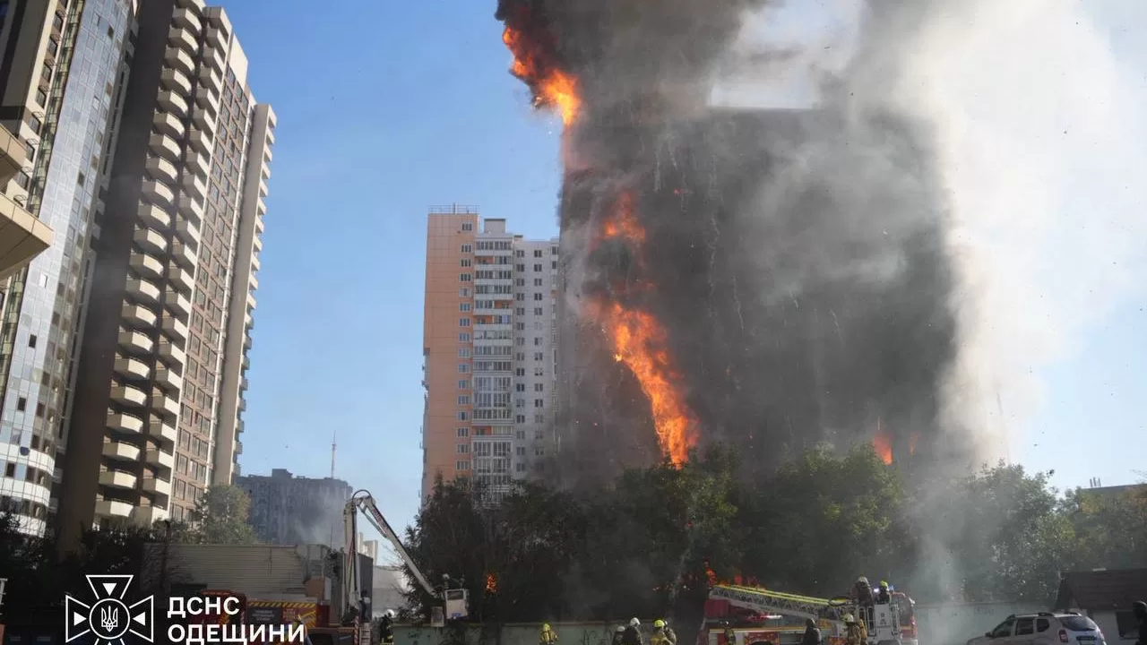 Пожежа на місці удару по Одесі / Фото: ДСНС