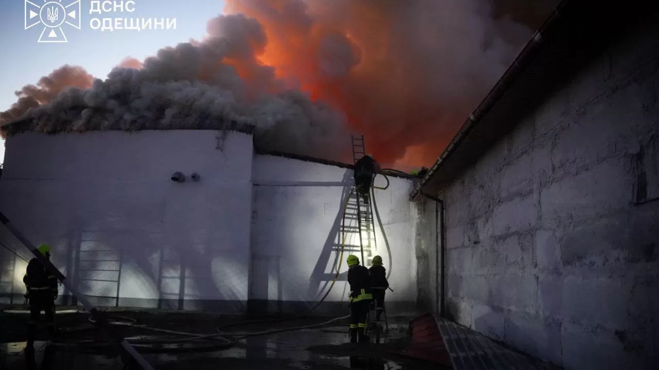 Понад 100 рятувальників ліквідовували наслідки атаки РФ на Одещину / Фото: ДСНС
