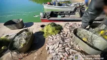 На Кам'янському водосховищі виявили незаконний вилов риби зі збитками у 2,14 млн гривень / Фото: Нацполіція