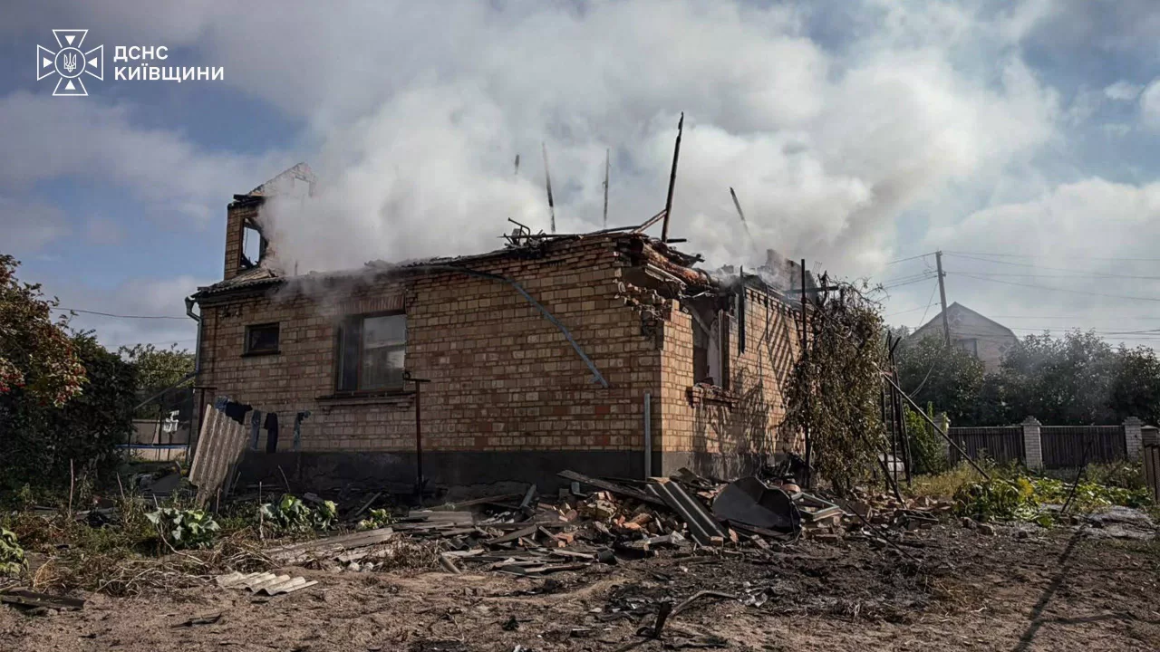 Росія вдарила по житловому будинку в Обухівському районі / Фото: ДСНС Київщини