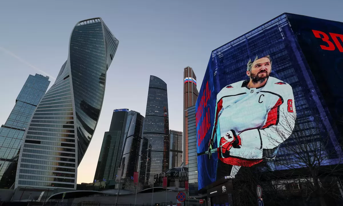Олександр Овечкін, капітан клубу НХЛ "Вашингтон Кепіталз", на тлі Московського міжнародного ділового центру у Москві / Фото: Reuters