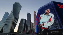 Олександр Овечкін, капітан клубу НХЛ "Вашингтон Кепіталз", на тлі Московського міжнародного ділового центру у Москві / Фото: Reuters