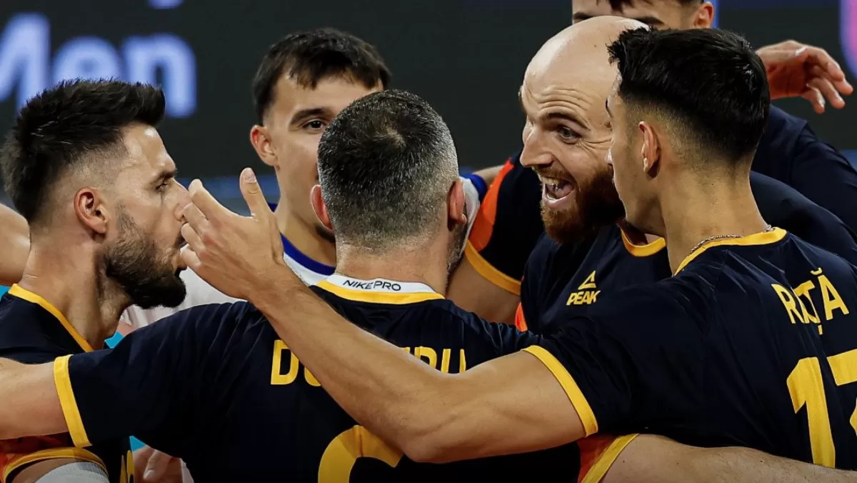 Сборная Румынии празднует победу над Украиной / Фото: CEV