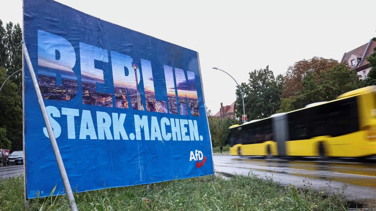 Предвыборный плакат правопопулистской партии "Альтернатива для Германии" (АдГ) накануне выборов в парламент земли Берлин, Германия, 16 сентября 2026 года / Фото: Reuters