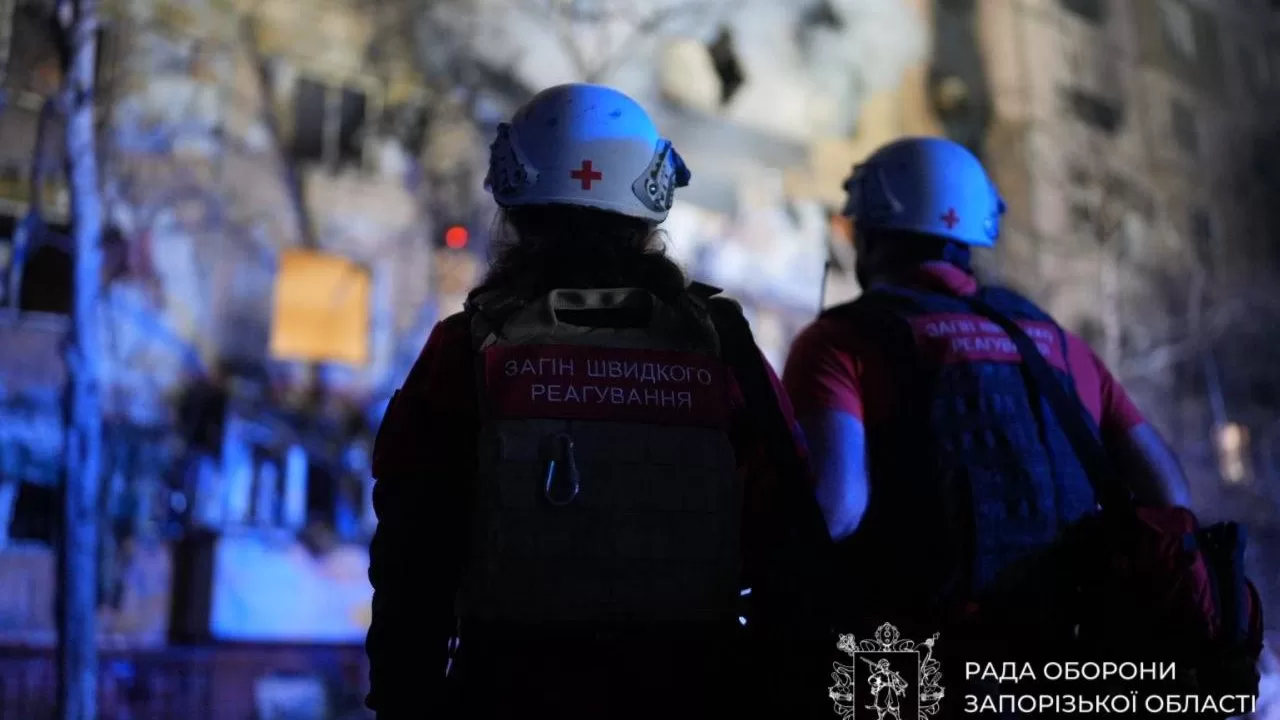 Медики на місці удару по Запоріжжю / Фото: Рада оборони Запорізької області