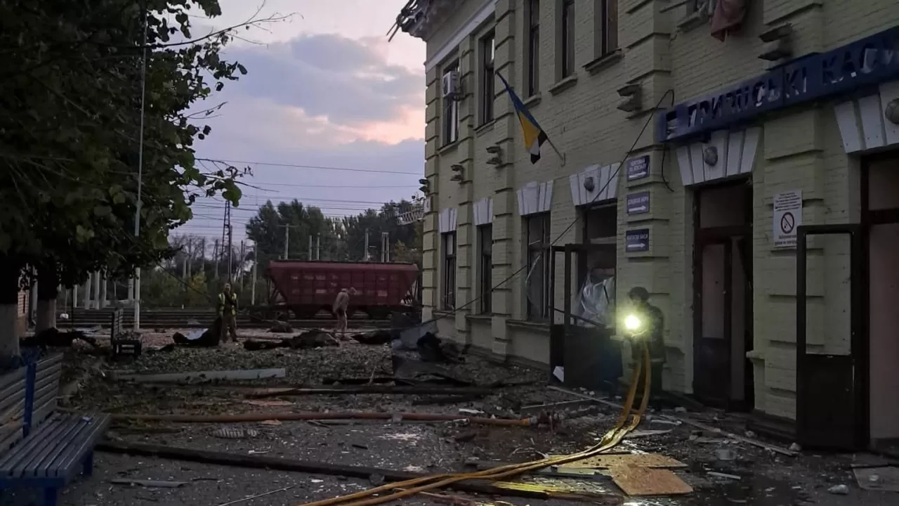 Пошкоджений вокзал у Лозовій / Фото: facebook.com/oleksandr.pertsovskyi