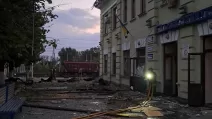 Спасатели на месте удара в Лозовой / Фото: ГСЧС