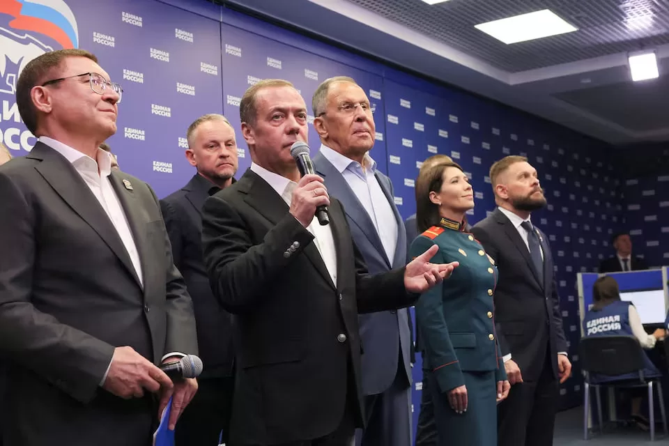 Дмитро Медведєв і Сергій Лавров у штабі "Єдиної Росії" після оголошення попередніх результатів виборів / Фото: Sputnik via Reuters