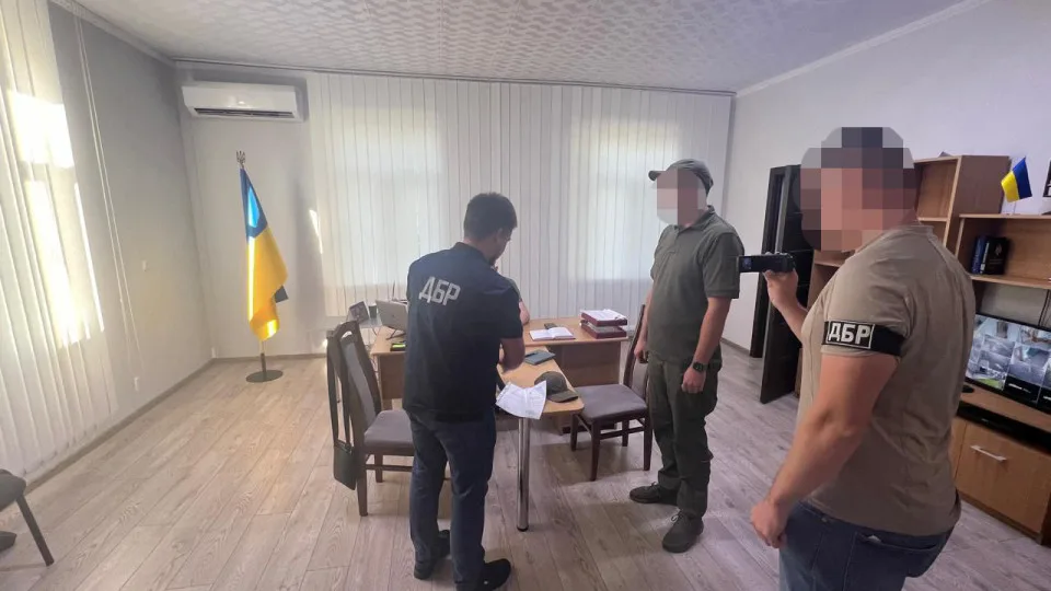 Объявление подозрения сотруднику ТЦК / Фото: ГБР