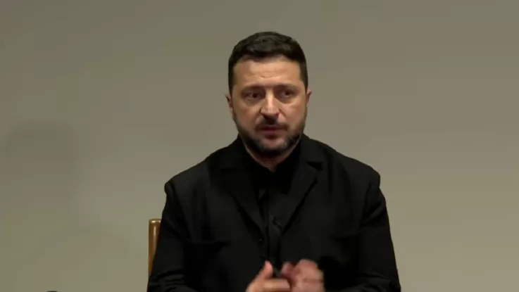 Володимир Зеленський під час спілкування з медіа / Фото: Скриншот