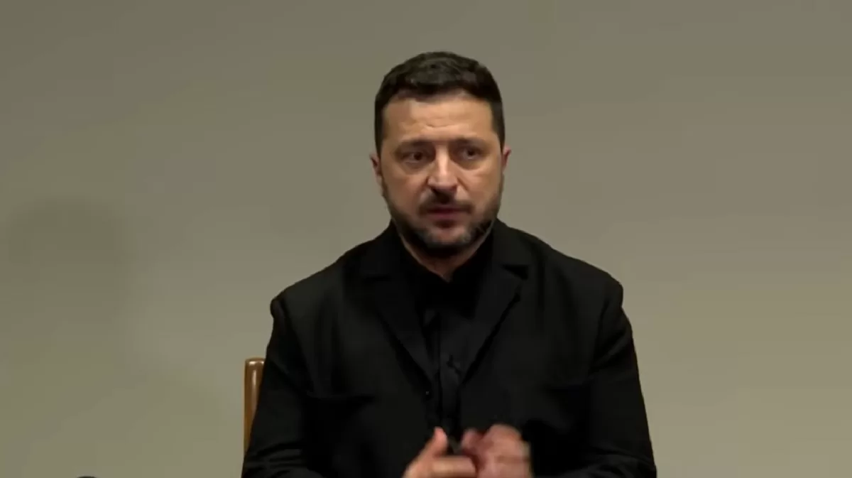 Володимир Зеленський під час спілкування з медіа / Фото: Скриншот