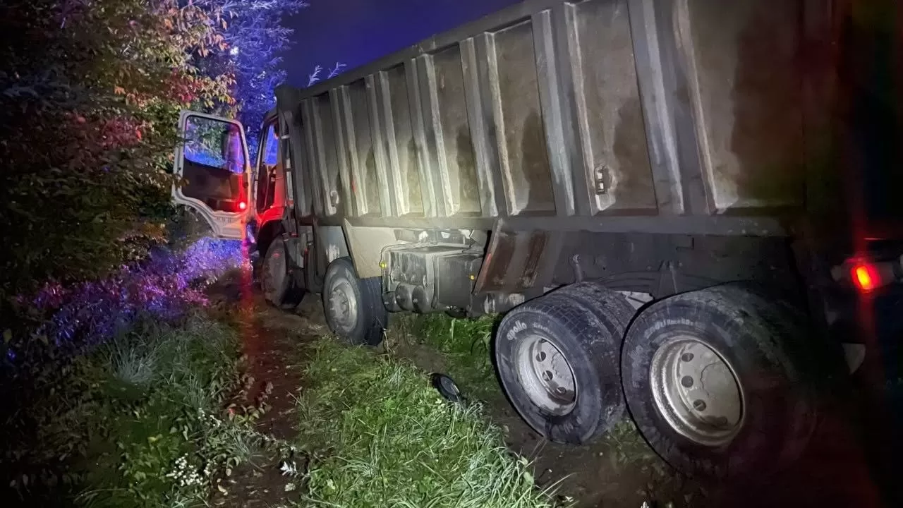 Двое детей пострадали в результате столкновения грузовика и самоката / Фото: Полиция Львовской области