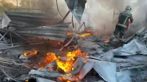 Рятувальник на місці удару по Києву 23 вересня / Фото: ДСНС