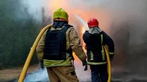 Спасатели тушат пожар на месте прилета / Иллюстративное фото: ГСЧС