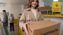 Працівник Укрпошти обслуговує клієнтів у відділенні / Ілюстративне фото: Укрпошта