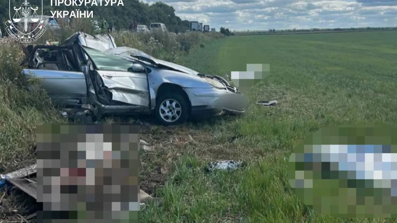 Наслідки смертельної ДТП на автодорозі "Київ — Одеса", у якій загинули троє членів однієї родини / Фото: Київська обласна прокуратура