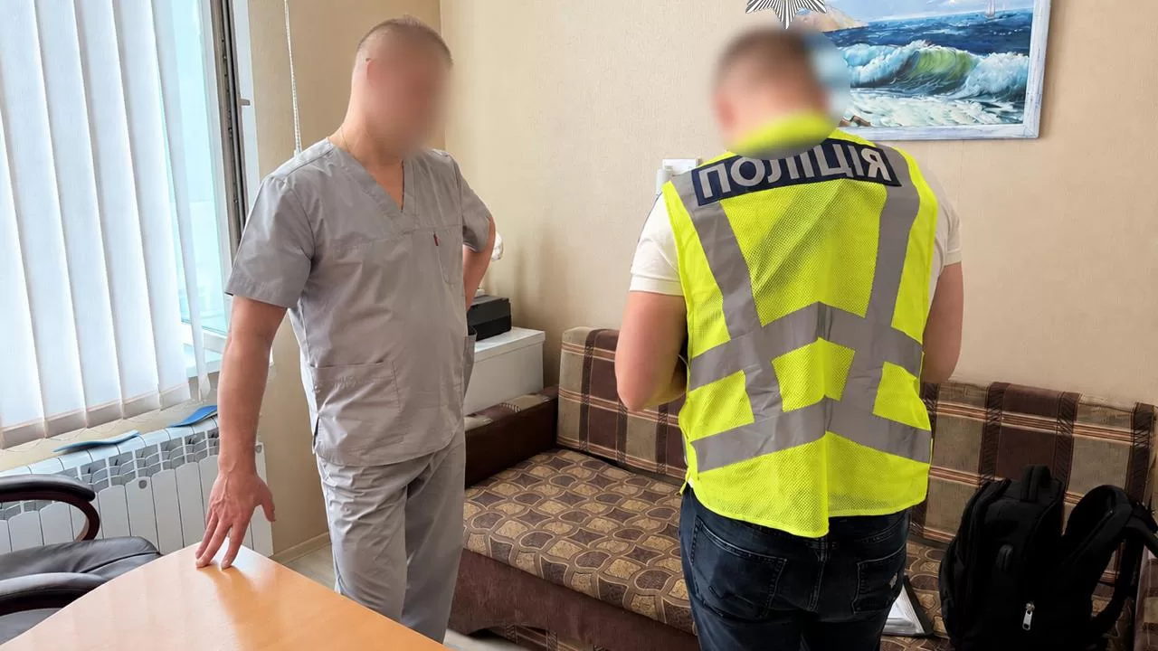 Фігурант справи про ймовірні побори з хірургів у київському медзакладі / Фото: Національна поліція України