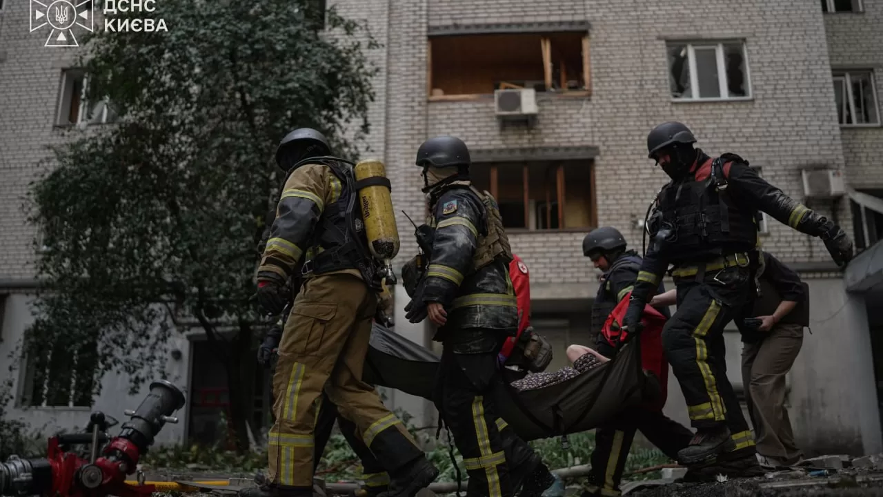 Рятувальники на місці удару РФ по Києву / Фото: ДСНС