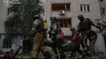Рятувальники на місці удару РФ по Києву / Фото: ДСНС