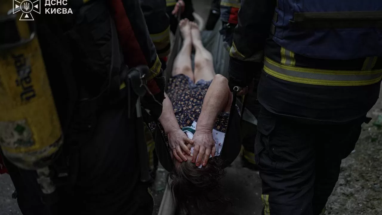 У Київі внаслідок атаки РФ загинув 14-ріяний підліток, 20 людей постраждали / Фото: ДСНС