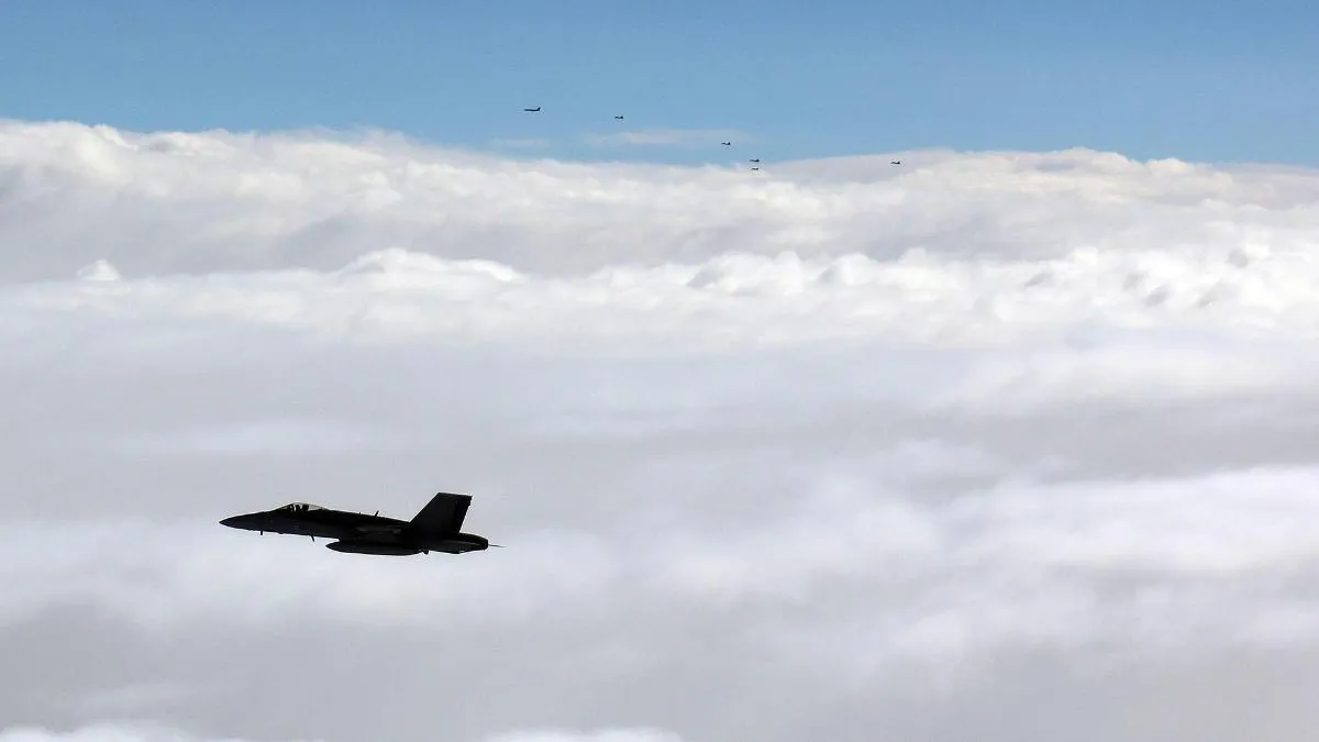 Фінський винищувач F/A-18 Hornet та російські військові літаки над Фінською затокою 24 вересня / Фото: Повітряні сили Фінляндії