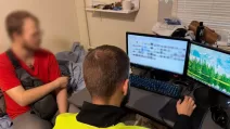 Мобільний телефон та носії інформації, вилучені під час обшуку у підозрюваного / Фото: Національна поліція України