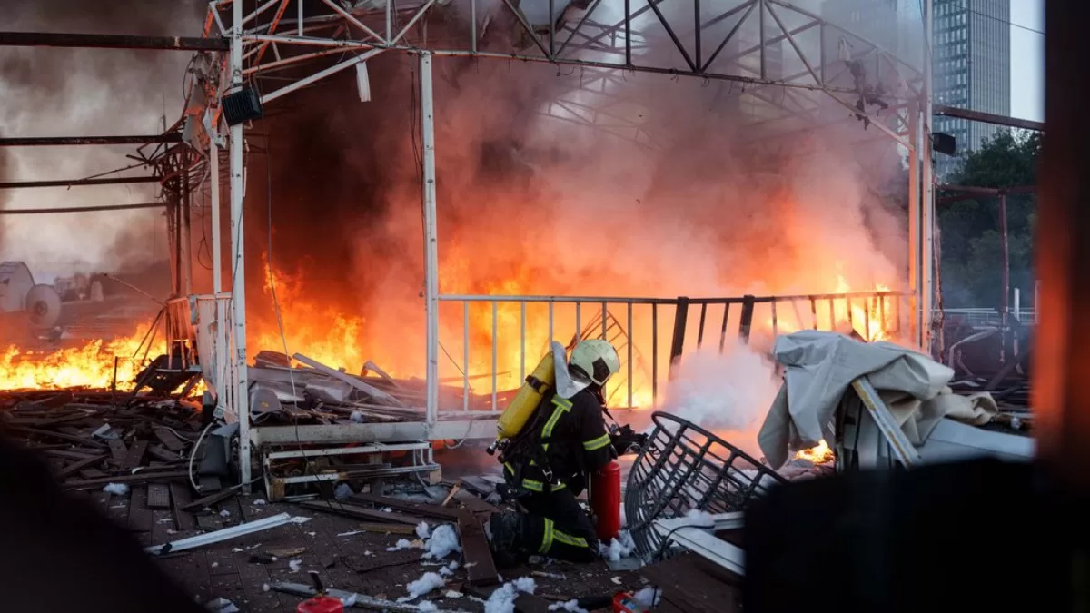 Рятувальник гасить пожежу на даху офісної будівлі, пошкодженої внаслідок удару російського безпілотника у Києві. 25 вересня 2026 року / Фото: AP