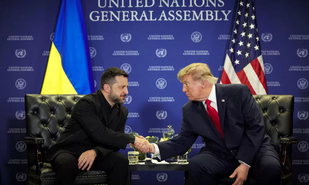 Президент США Дональд Трамп і президент України Володимир Зеленський тиснуть один одному руки під час зустрічі на полях 81-ї сесії Генеральної асамблеї ООН у Нью-Йорку / Фото: Офіс президента