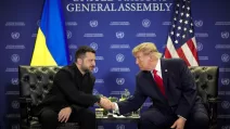 Президент США Дональд Трамп і президент України Володимир Зеленський тиснуть один одному руки під час зустрічі на полях 81-ї сесії Генеральної асамблеї ООН у Нью-Йорку / Фото: Офіс президента