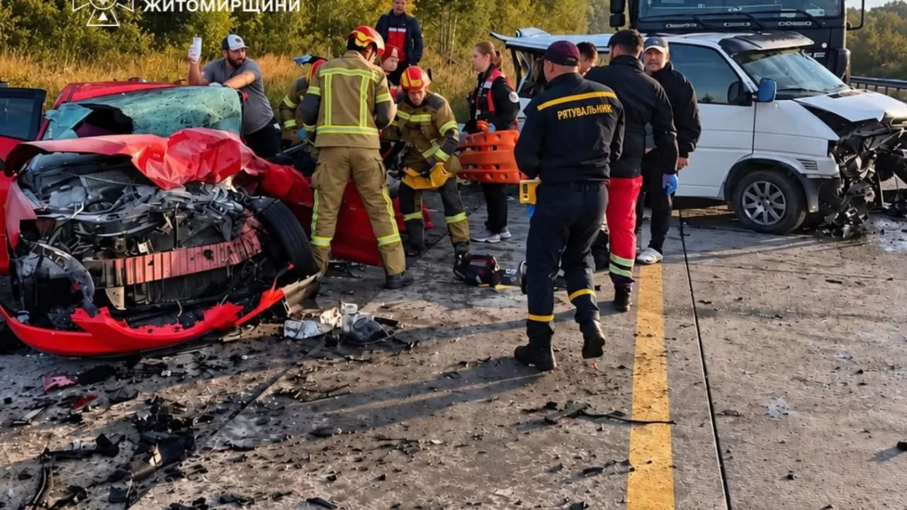 Дві вантажівки та два легковики зіткнулися біля Березівки / Фото: ДСНС