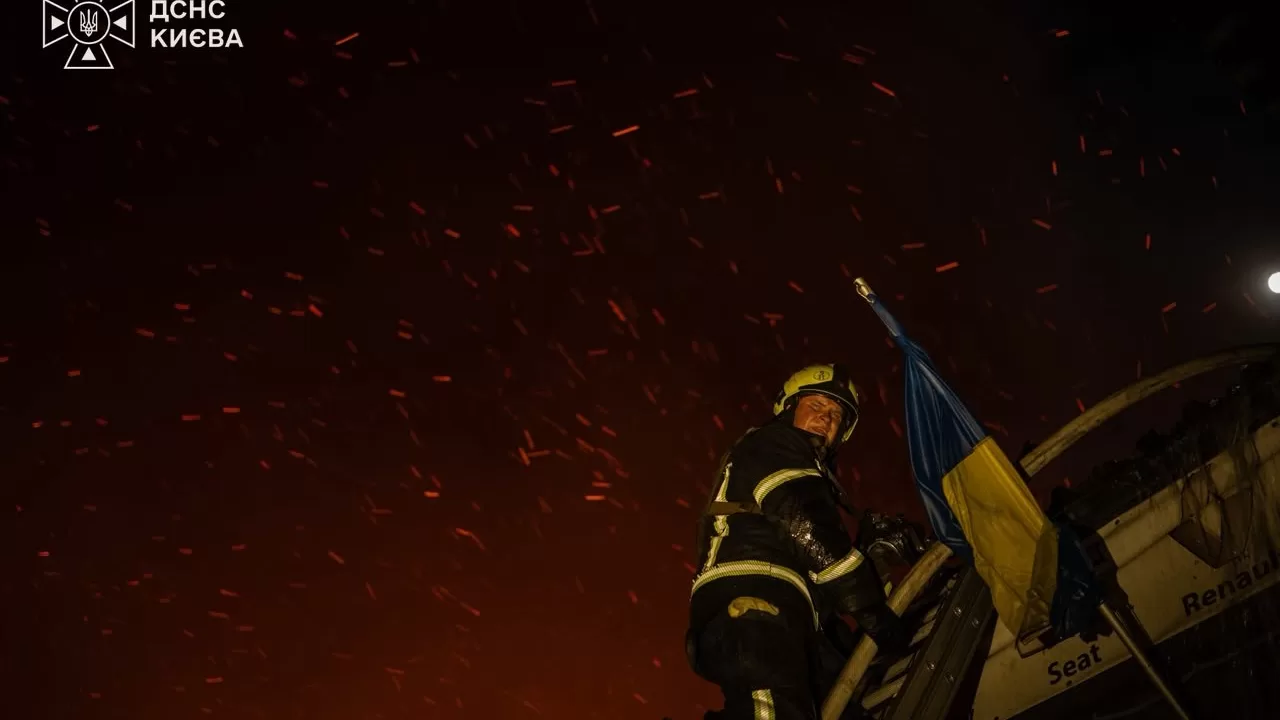 Нічна атака на Київ: у Солом'янському районі сталася пожежа / Фото: ДСНС
