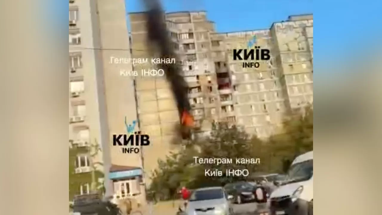 Дрон влучів у багатоповерховий житловий будинок на рівні 4-го поверху / Фото: скриншот