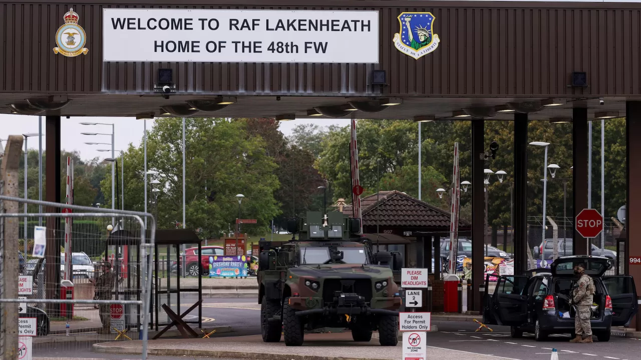 Легкий броньований автомобіль біля в'їзду на авіабазу RAF Lakenheath, де дислокуються особовий склад і підрозділи ВПС США, Лейкенгіт, графство Саффолк, Велика Британія, 27 вересня 2026 року / Фото: Reuters