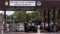 Легкий бронированный автомобиль у въезда на авиабазу RAF Lakenheath, где дислоцируются личный состав и подразделения ВВС США, Лейкенхит, графство Саффолк, Великобритания, 27 сентября 2026 года / Фото: Reuters
