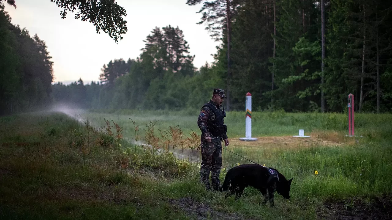 Прикордонник на кордоні Литви / Фото: AP Photo
