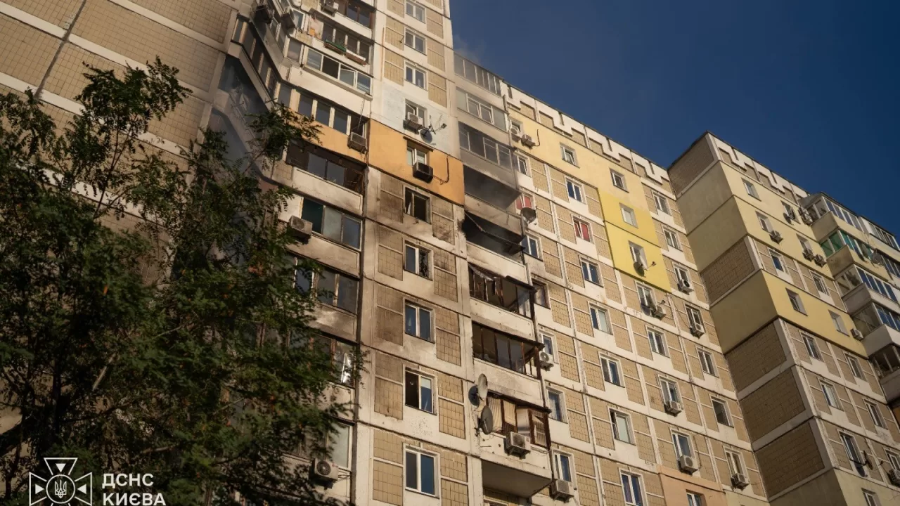 Внаслідок влучання у київську багатоповерхівку постраждала людина / Фото: ДСНС