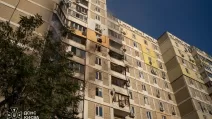 В результате попадания в киевскую многоэтажку пострадал человек / Фото: ГСЧС