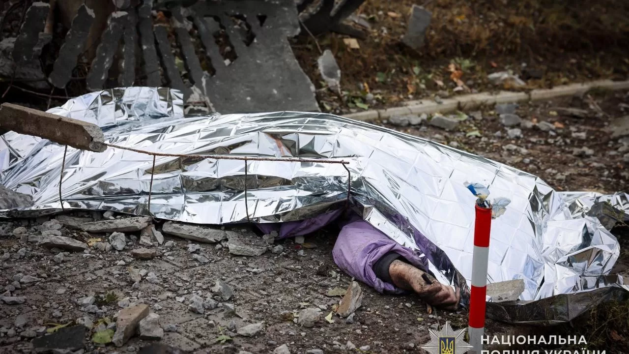 Наслідки російського удару керованими авіабомбами по Сумській області: пошкоджені будинки та робота правоохоронців на місці атаки / Фото: Національна поліція України
