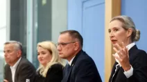 Представители партии "Альтернатива для Германии" (AfD) после земельных выборов в Германии во время общения с журналистами в здании Федеральной пресс-конференции в Берлине / Фото: REUTERS/Liesa Johannssen