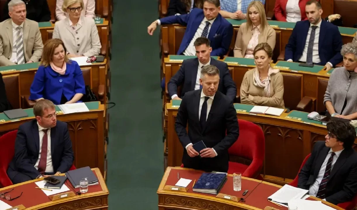 Петер Мадяр во время внеочередного пленарного заседания парламента Венгрии, 28 сентября 2026 года / Фото: Бодей Янош (Telex) 