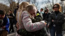 Украинка обнимает 13-летнего сына после его возвращения из России / Фото: Reuters