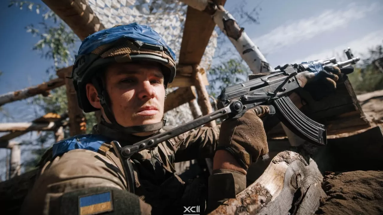 Український військовий під час виконання бойового завдання на передовій / Ілюстративне фото: Генштаб ЗСУ
