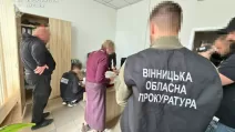 Правоохоронці під час проведення слідчих дій у справі про ймовірну схему легалізації іноземців / Фото: Офіс генерального прокурора