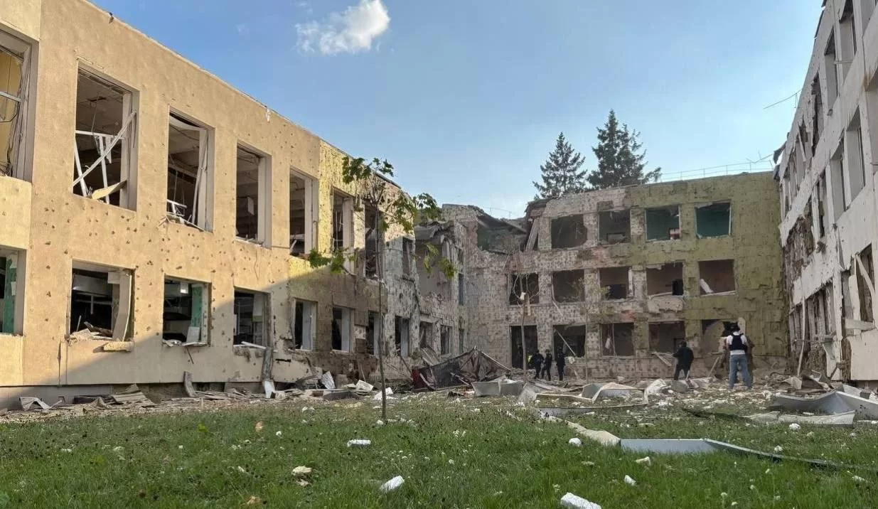 School damaged in Russian strike on Sumy / Photo: t.me/kordonmedia