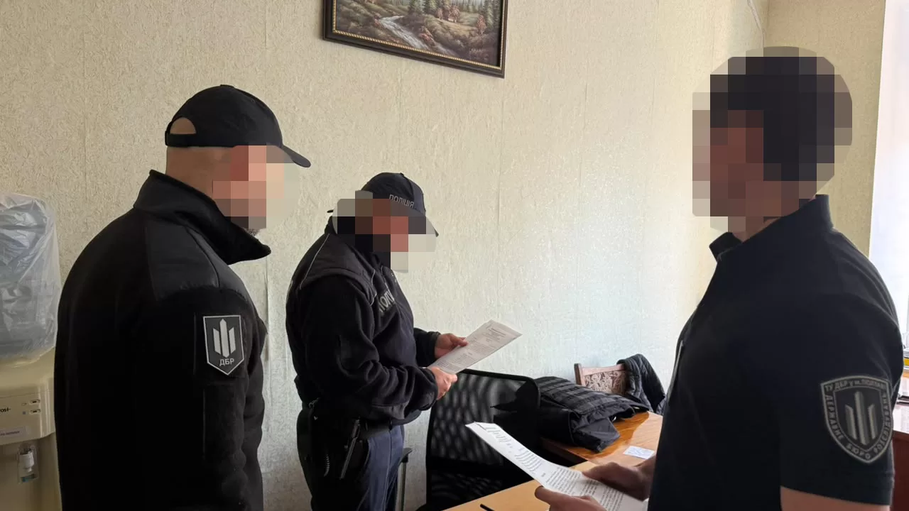 Объявление подозрения полицейскому / Фото: ГБР