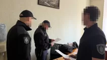Оголошення підозри поліцейськму / Фото: ДБР